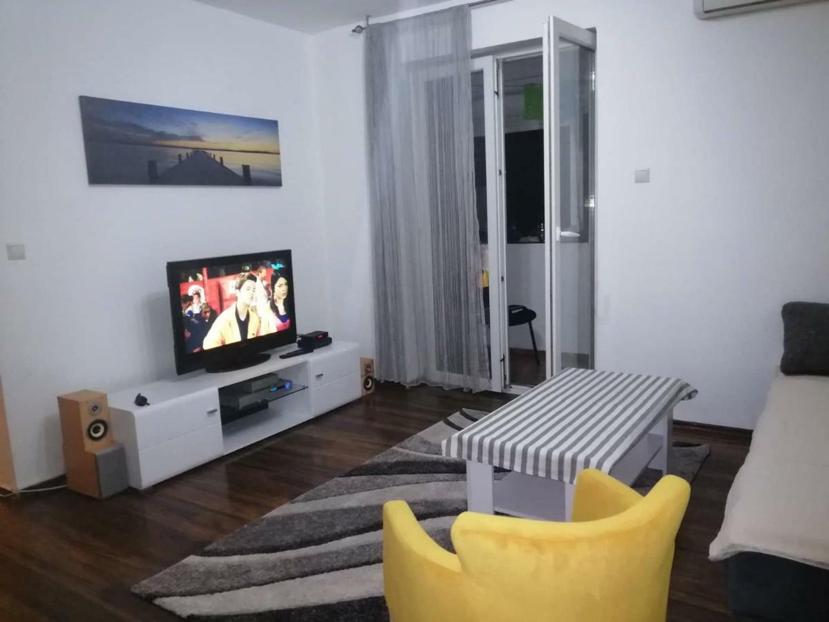 Yellow Apartment, Central 波德戈里察 外观 照片
