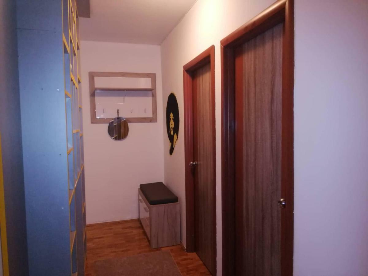 Yellow Apartment, Central 波德戈里察 外观 照片
